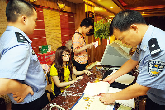 用假證入住旅館被民警查獲，男子和旅館主都被罰